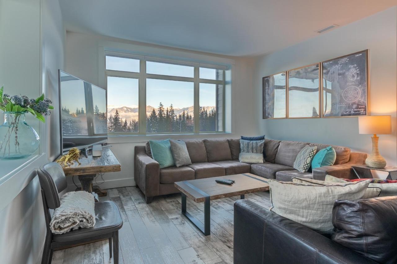 Fully Renovated Ski-In/Out Loft With Private Hot Tub! Golden Esterno foto