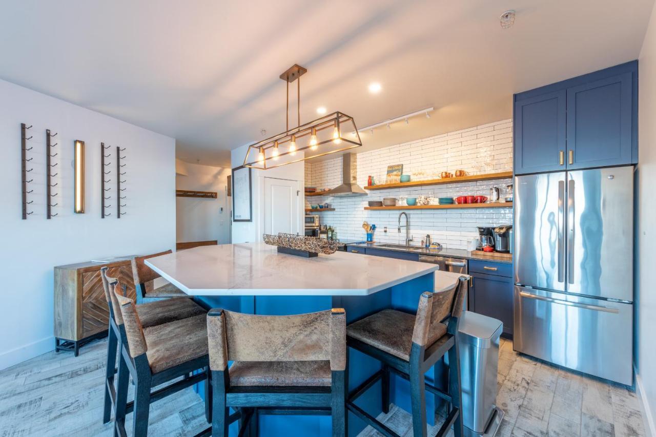 Fully Renovated Ski-In/Out Loft With Private Hot Tub! Golden Esterno foto