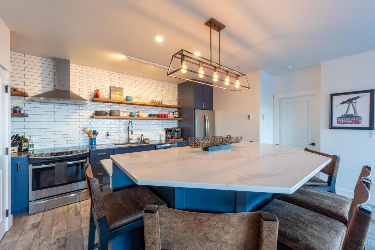 Fully Renovated Ski-In/Out Loft With Private Hot Tub! Golden Esterno foto