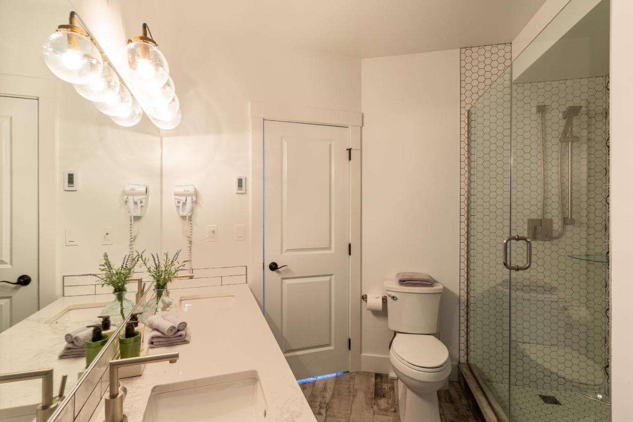 Fully Renovated Ski-In/Out Loft With Private Hot Tub! Golden Esterno foto