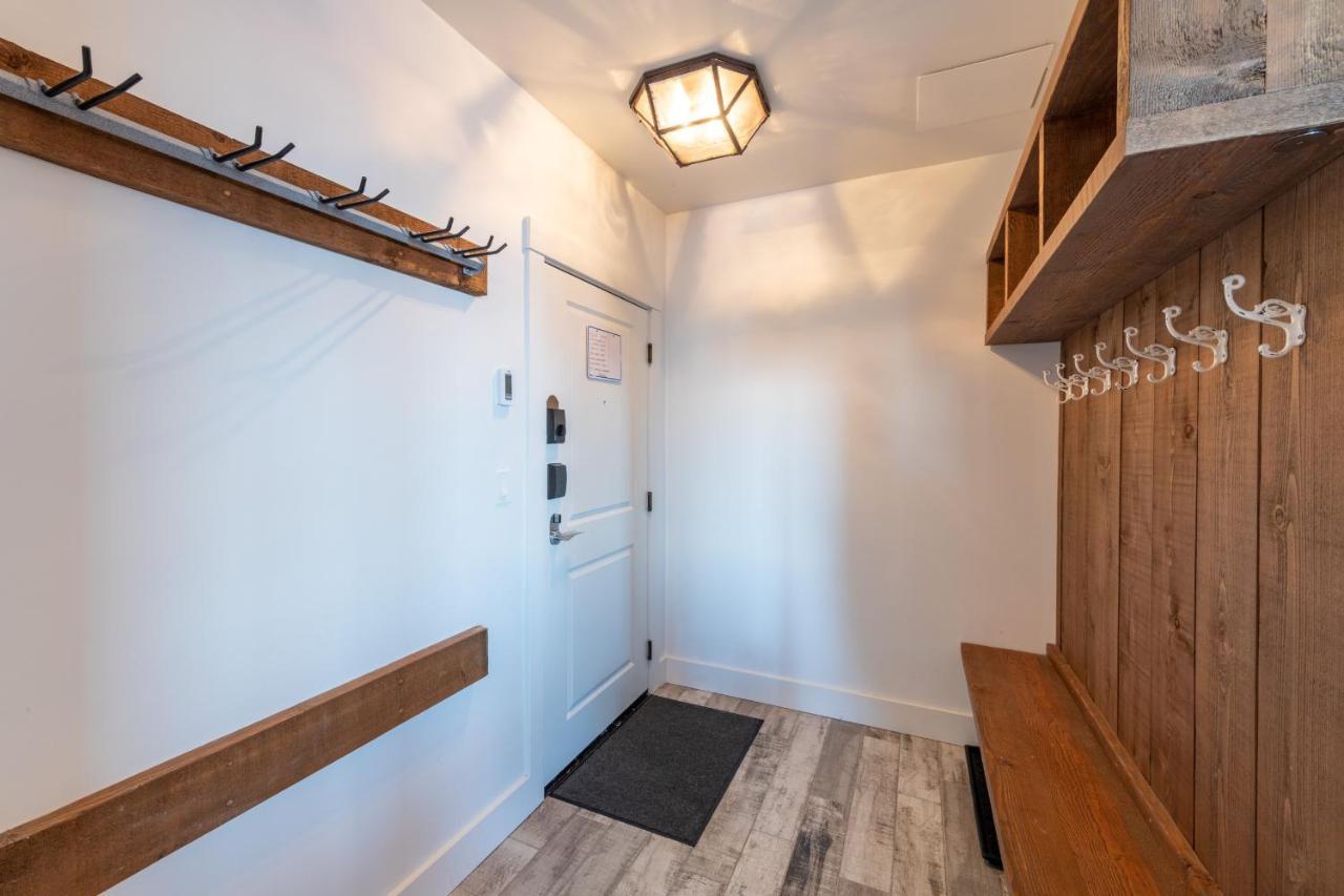 Fully Renovated Ski-In/Out Loft With Private Hot Tub! Golden Esterno foto
