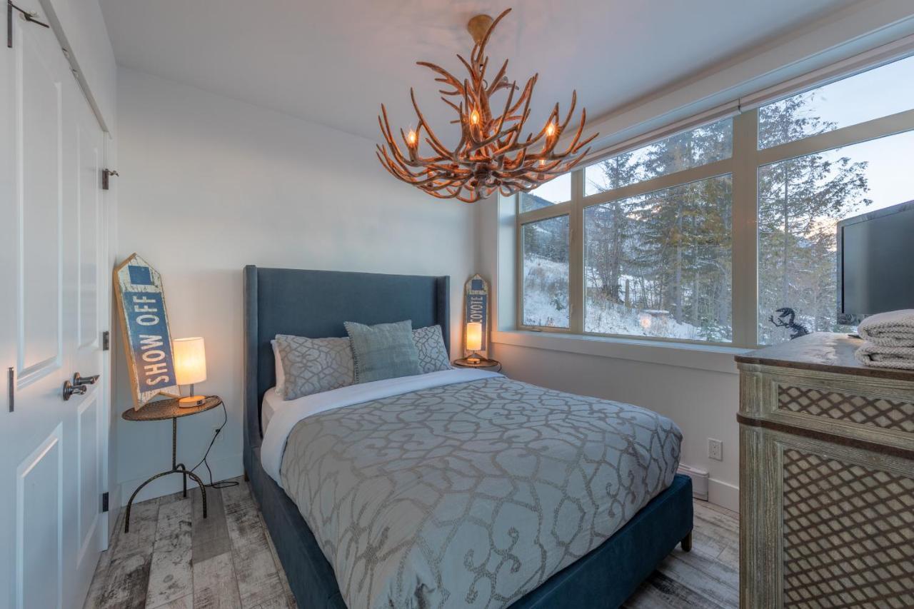 Fully Renovated Ski-In/Out Loft With Private Hot Tub! Golden Esterno foto