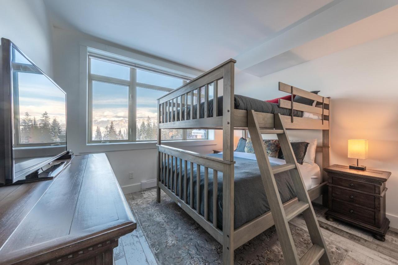 Fully Renovated Ski-In/Out Loft With Private Hot Tub! Golden Esterno foto
